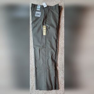 NWT mens 34x30 Dockers slacks